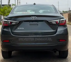Toyota Yaris 1.5 Sedan LE 2020 Gray