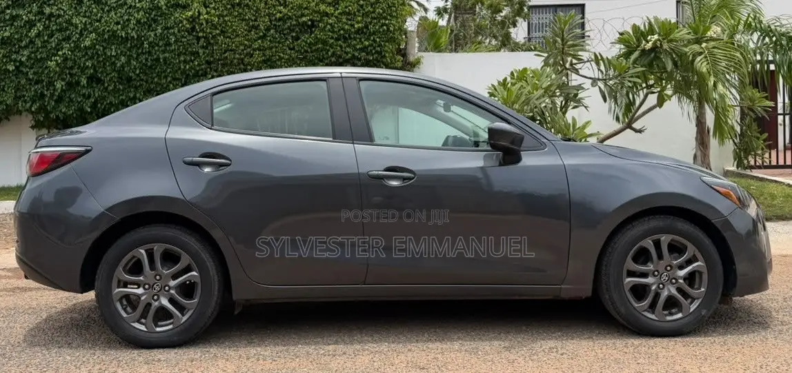 Toyota Yaris 1.5 Sedan LE 2020 Gray