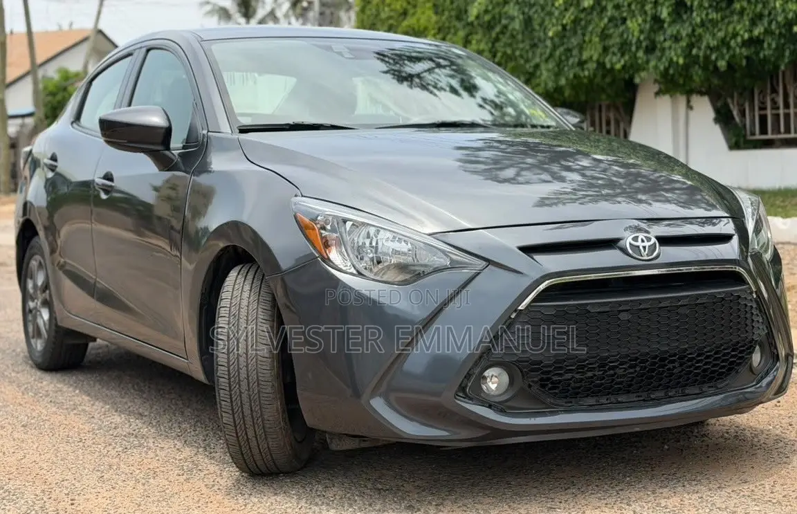 Toyota Yaris 1.5 Sedan LE 2020 Gray