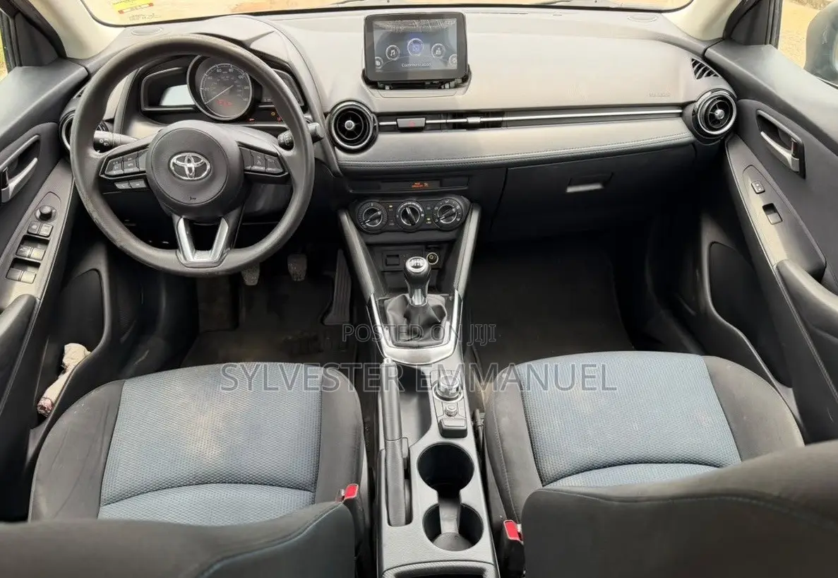 Toyota Yaris 1.5 Sedan LE 2020 Gray