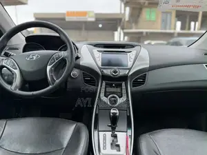 Hyundai Elantra Limited Sedan FWD (1.8L 4cyl 6A) 2013 Blue