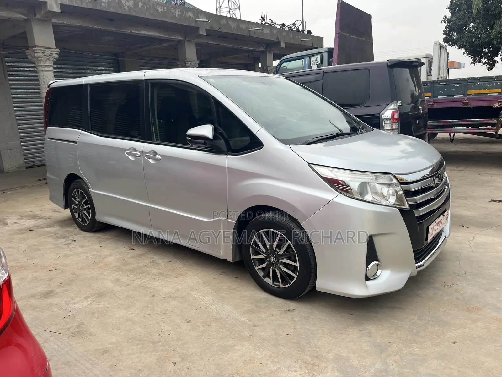 Toyota Noah 2.0 FWD (8 Seater) 2015 Silver