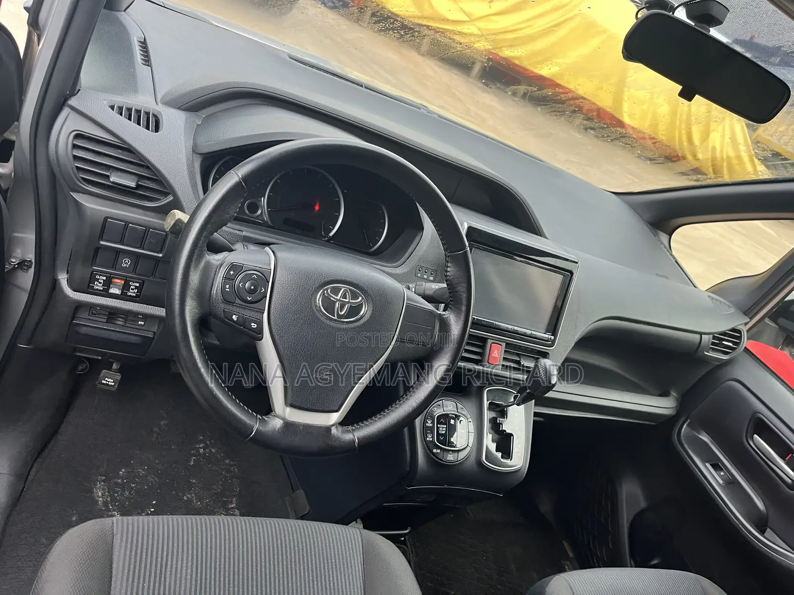 Toyota Noah 2.0 FWD (8 Seater) 2015 Silver