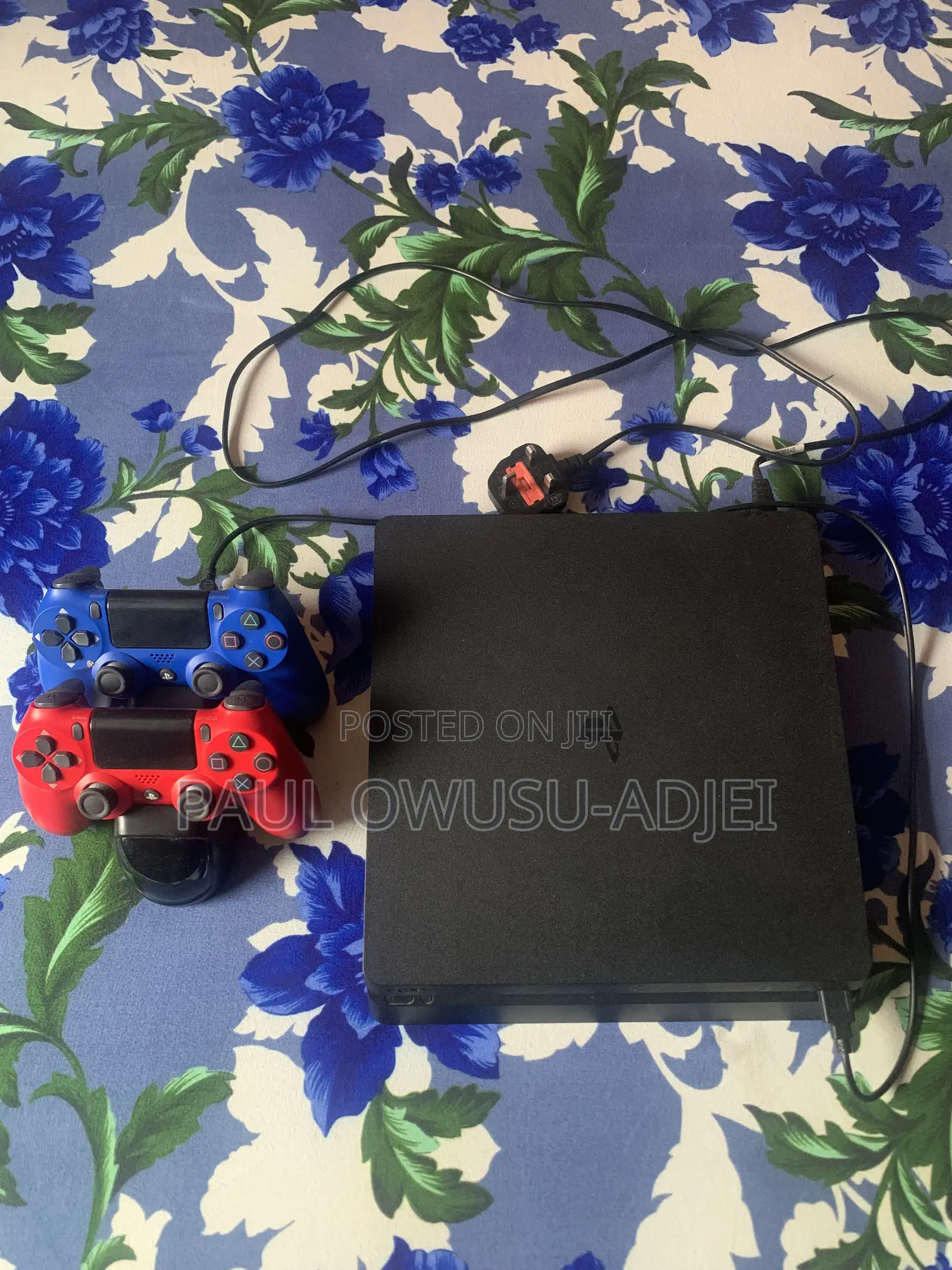 Jailbreak PS4 Slim Console With 2 Controllers and a Charging Dock.