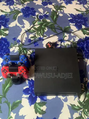 Jailbreak PS4 Slim Console With 2 Controllers and a Charging Dock.