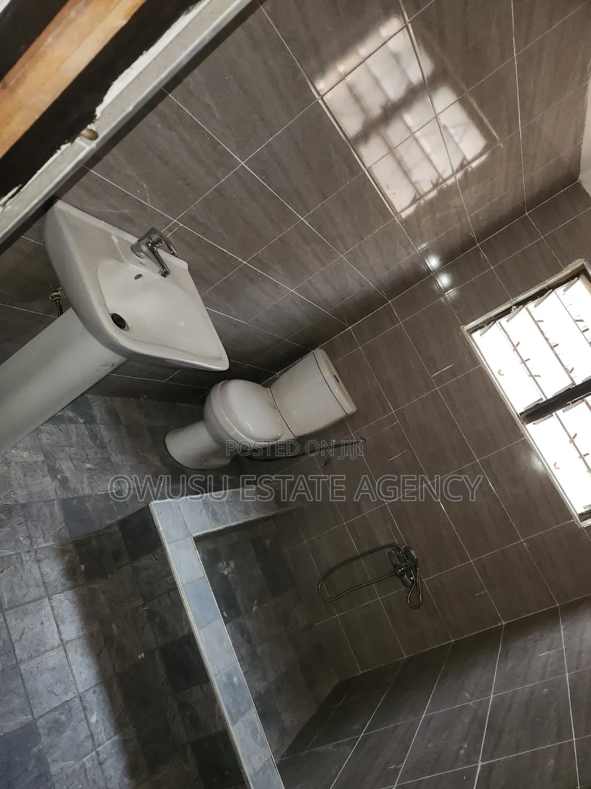 8bdrm House in Ahwiaa Medoma, Kumasi Metropolitan for sale