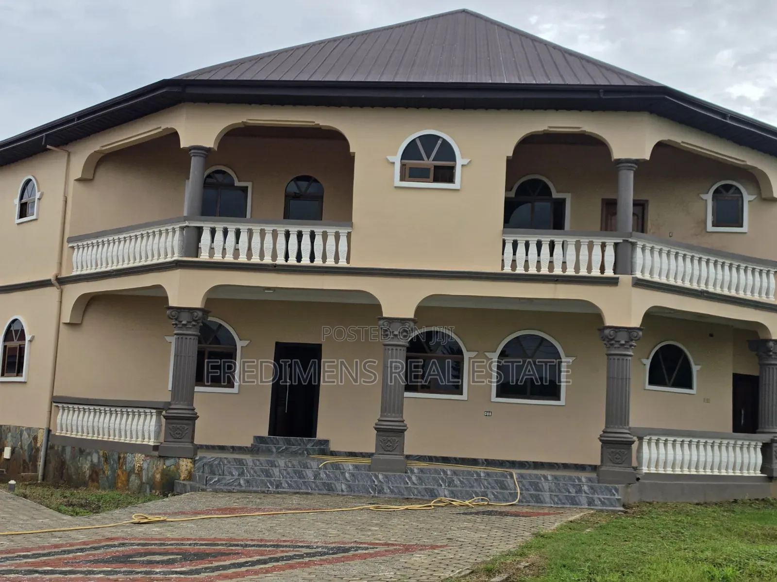 12bdrm House in Fredimens Real, Atwima Nwabiagya for sale