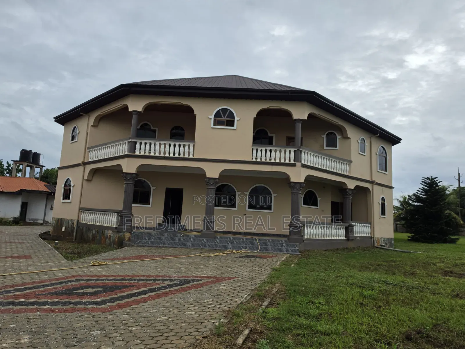 12bdrm House in Fredimens Real, Atwima Nwabiagya for sale