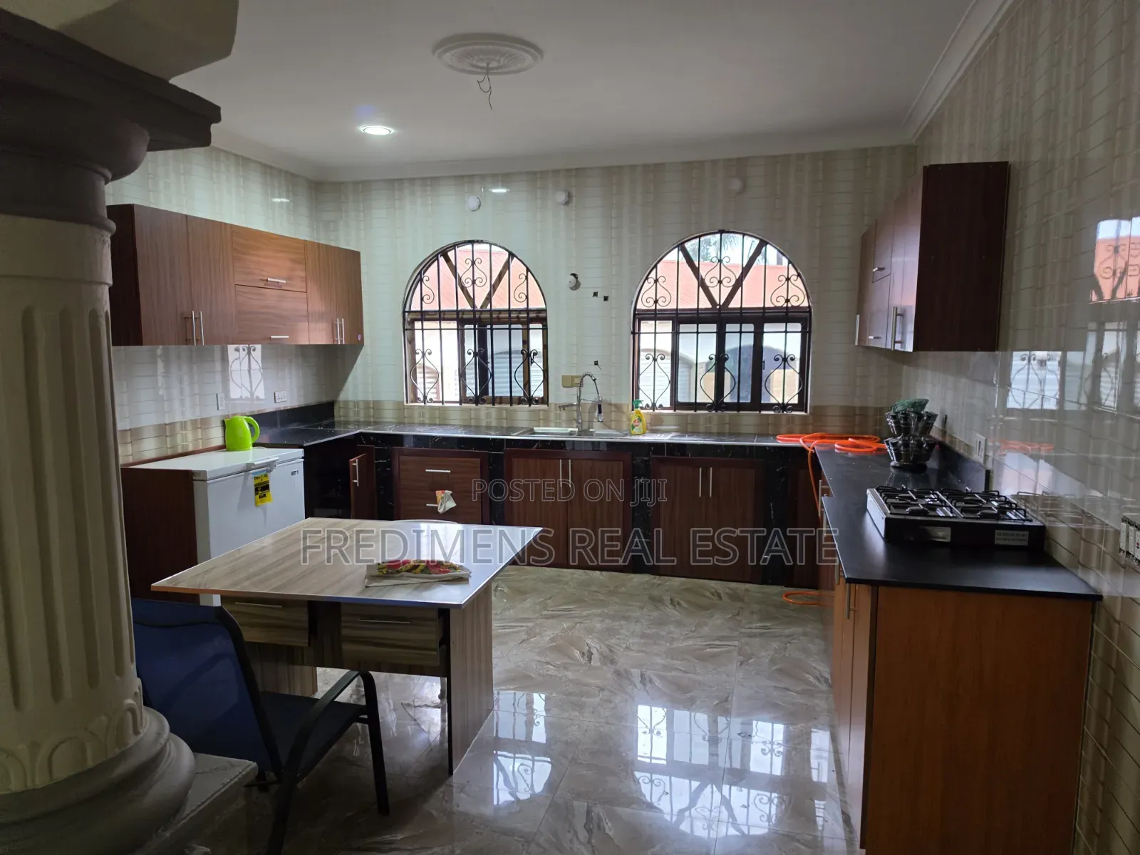 12bdrm House in Fredimens Real, Atwima Nwabiagya for sale