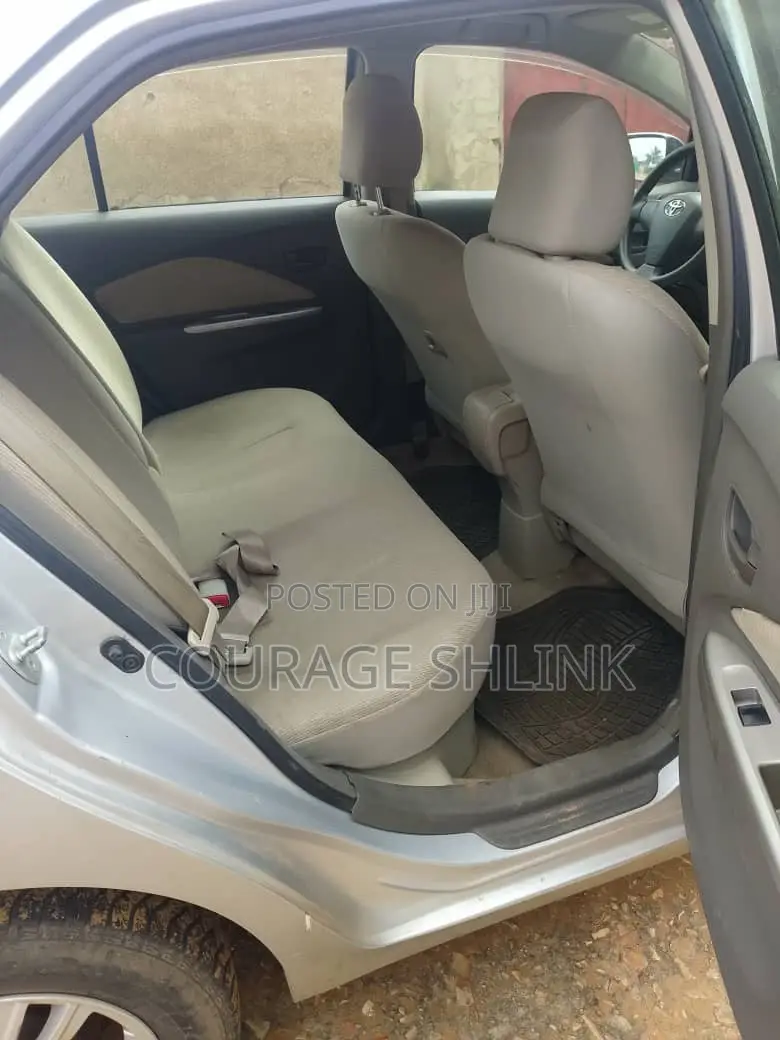 Toyota Belta 2010 Silver