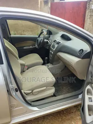 Toyota Belta 2010 Silver