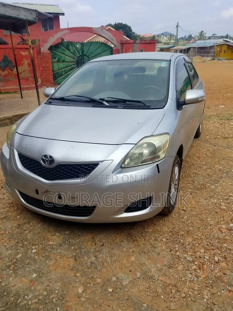 Toyota Belta 2010 Silver