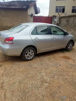 Toyota Belta 2010 Silver