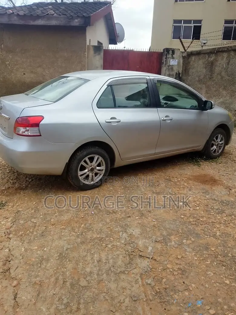 Toyota Belta 2010 Silver