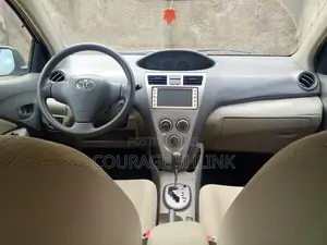 Toyota Belta 2010 Silver