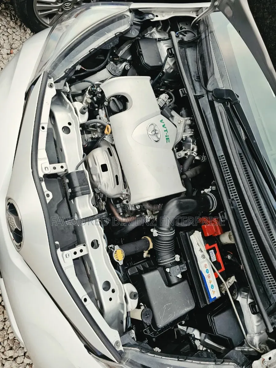 Toyota Vitz 2014 Silver