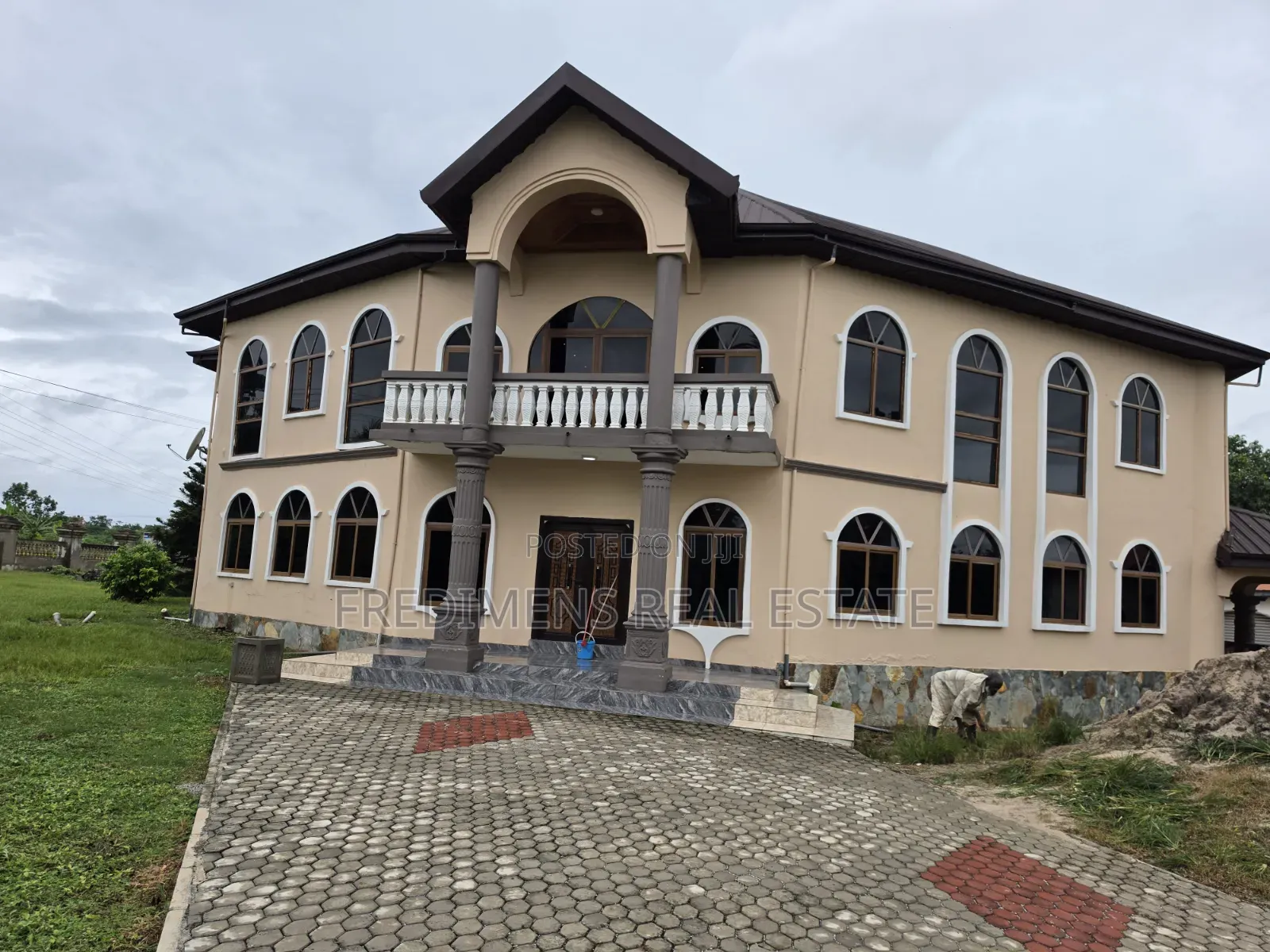 12bdrm House in Fredimens Real, Atwima Nwabiagya for sale