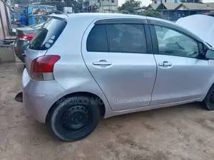 Toyota Vitz 1.3 FWD 5dr 2010 Silver