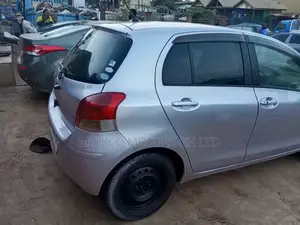 Toyota Vitz 1.3 FWD 5dr 2010 Silver