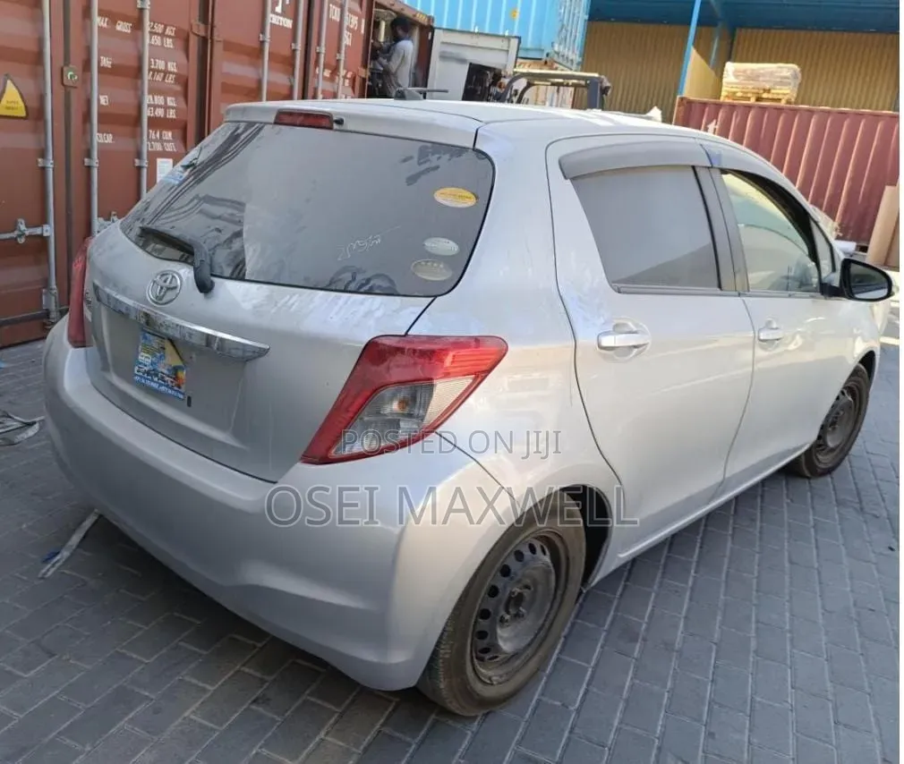 Toyota Vitz 2012 Silver