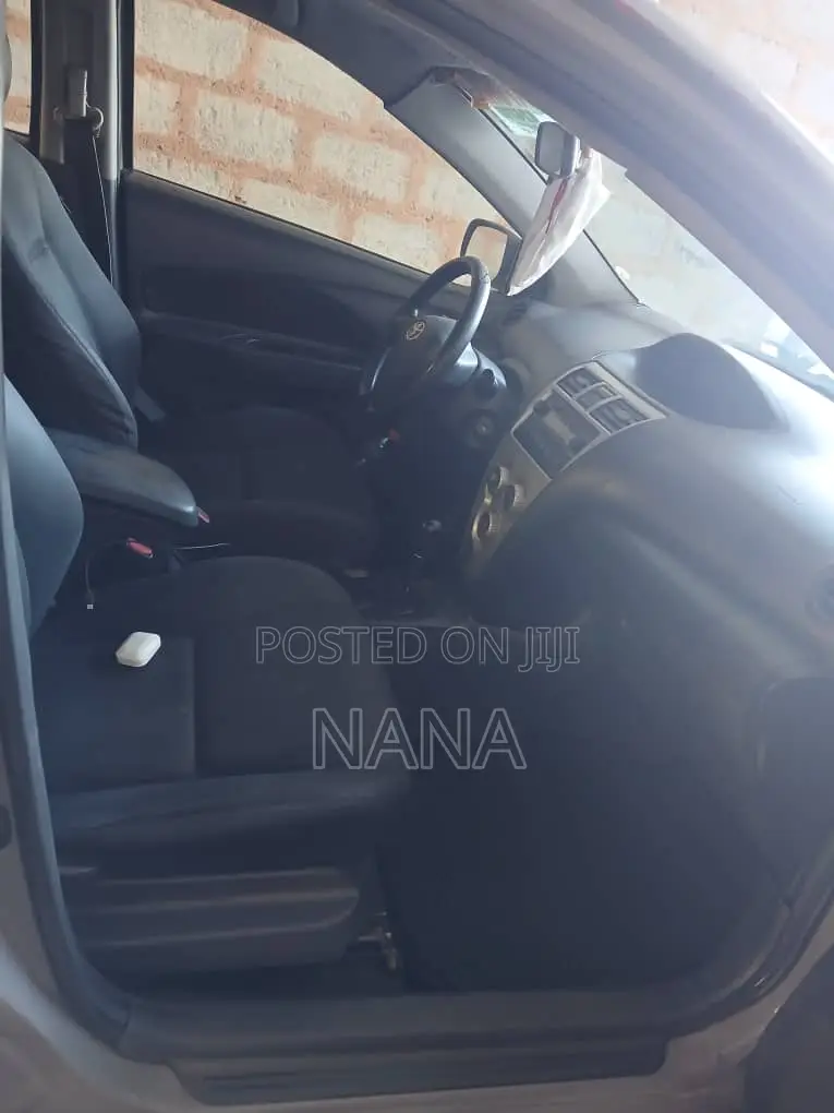 Toyota Yaris 2012 Gray