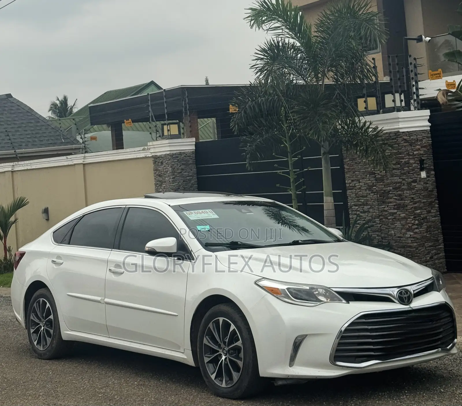 Toyota Avalon XLE Sedan FWD (3.5L 6cyl 6A) 2017 White