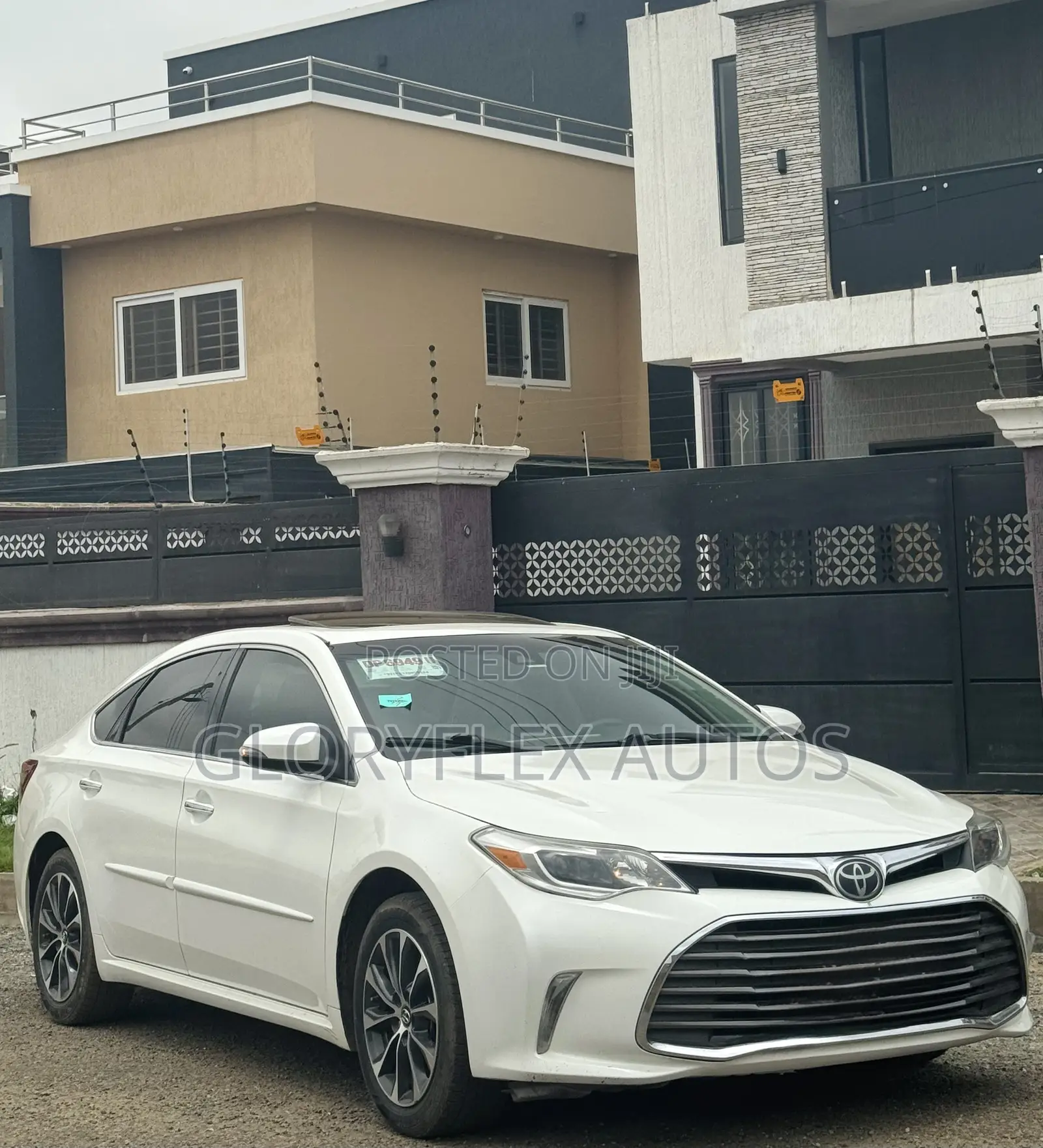 Toyota Avalon XLE Sedan FWD (3.5L 6cyl 6A) 2017 White