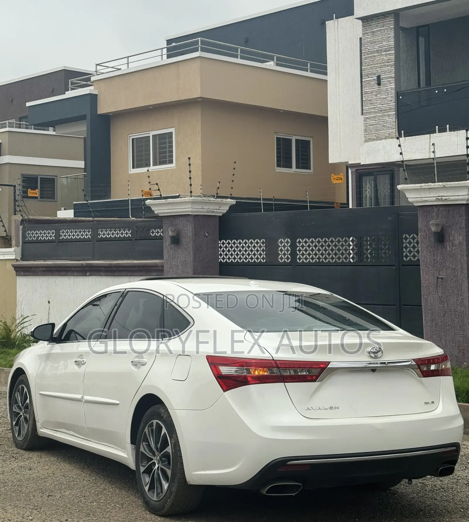 Toyota Avalon XLE Sedan FWD (3.5L 6cyl 6A) 2017 White