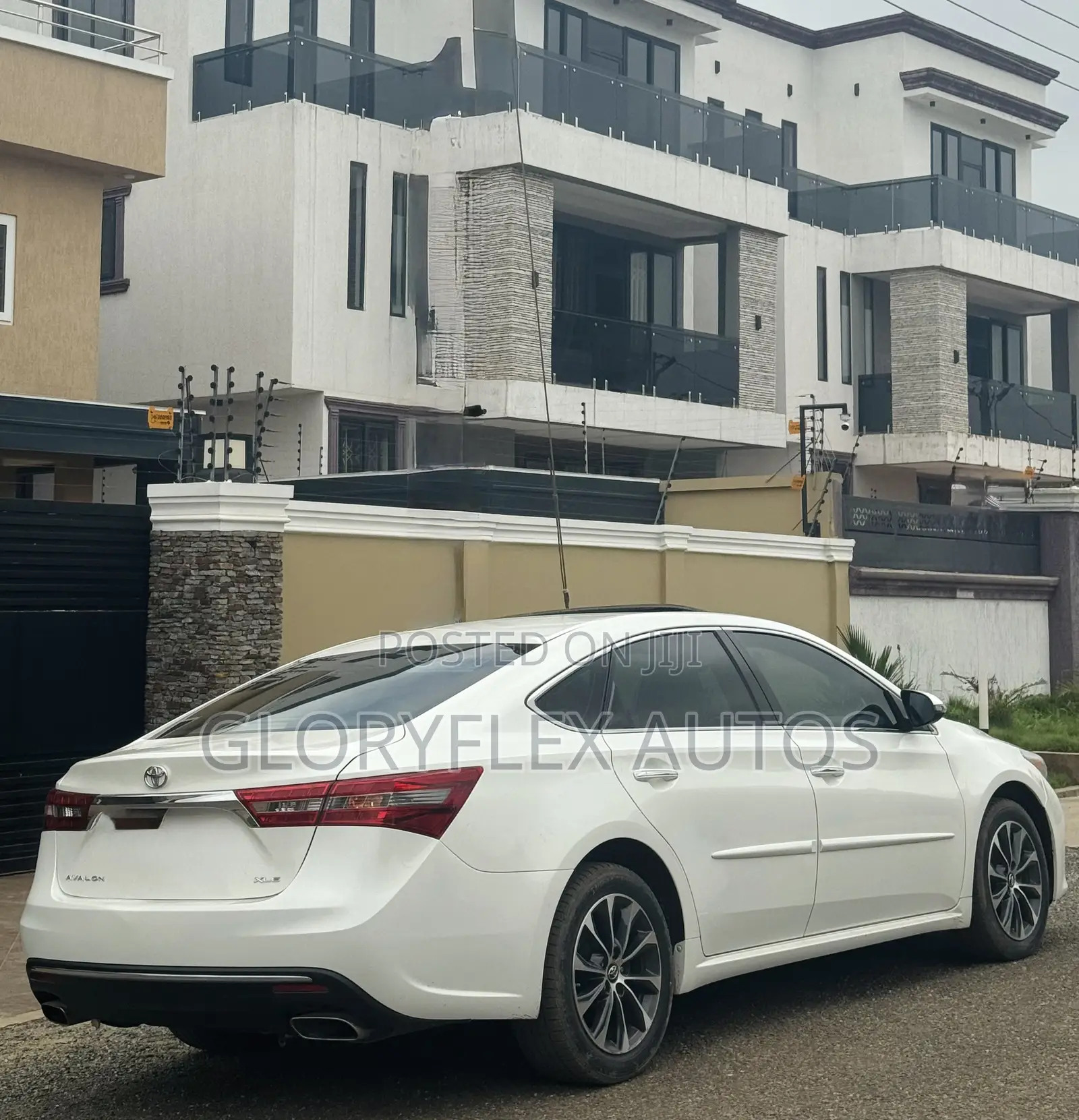 Toyota Avalon XLE Sedan FWD (3.5L 6cyl 6A) 2017 White