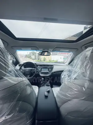 Toyota Avalon XLE Sedan FWD (3.5L 6cyl 6A) 2017 White