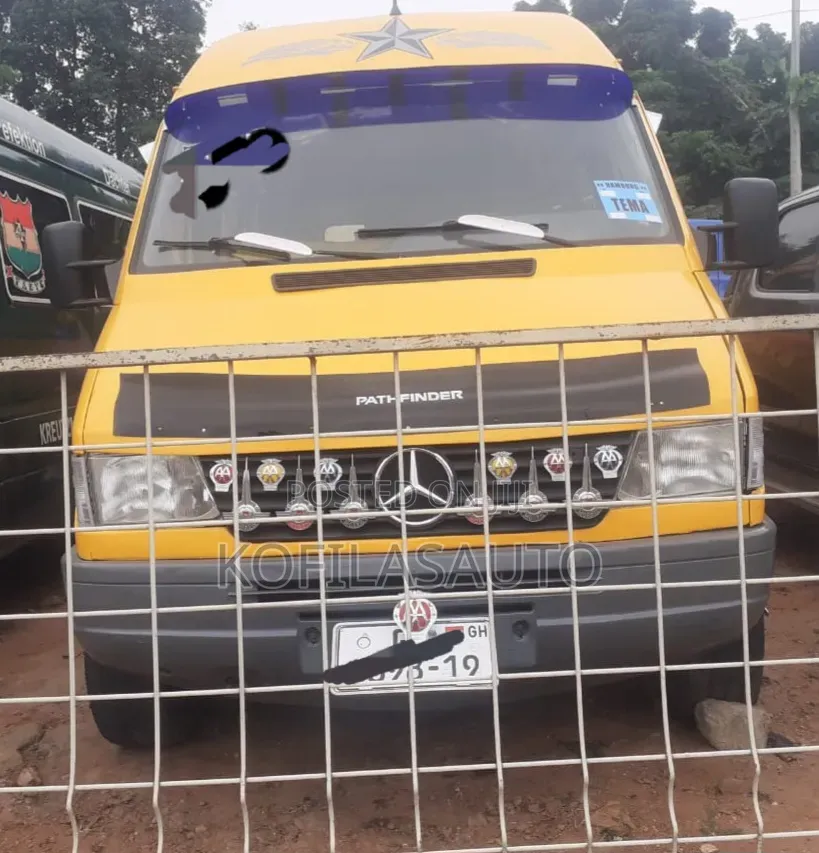 Mercedes-Benz Sprinter 2012 Yellow