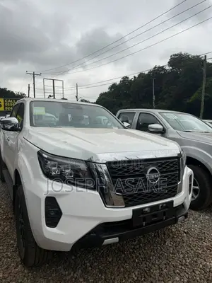 Nissan Navara 2025 White