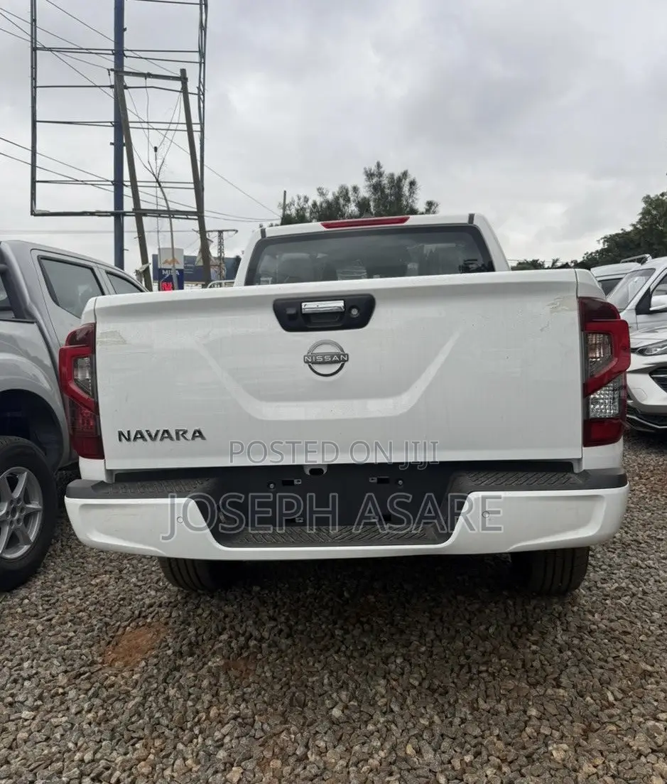 Nissan Navara 2025 White