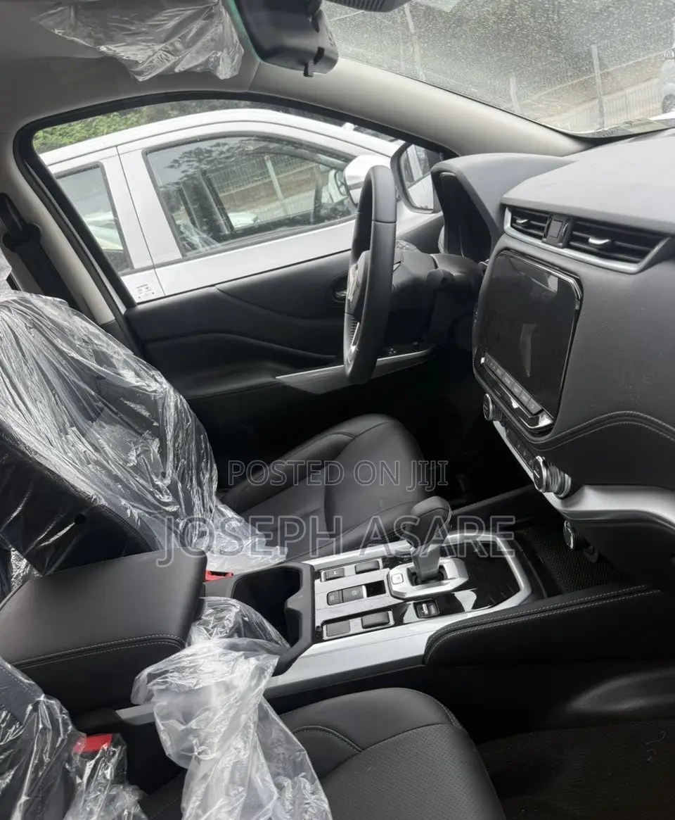 Nissan Navara 2025 White