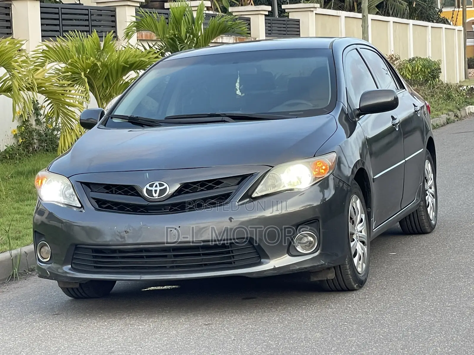 Toyota Corolla LE 4dr Sedan (1.8L 4cyl 4A) 2013 Gray