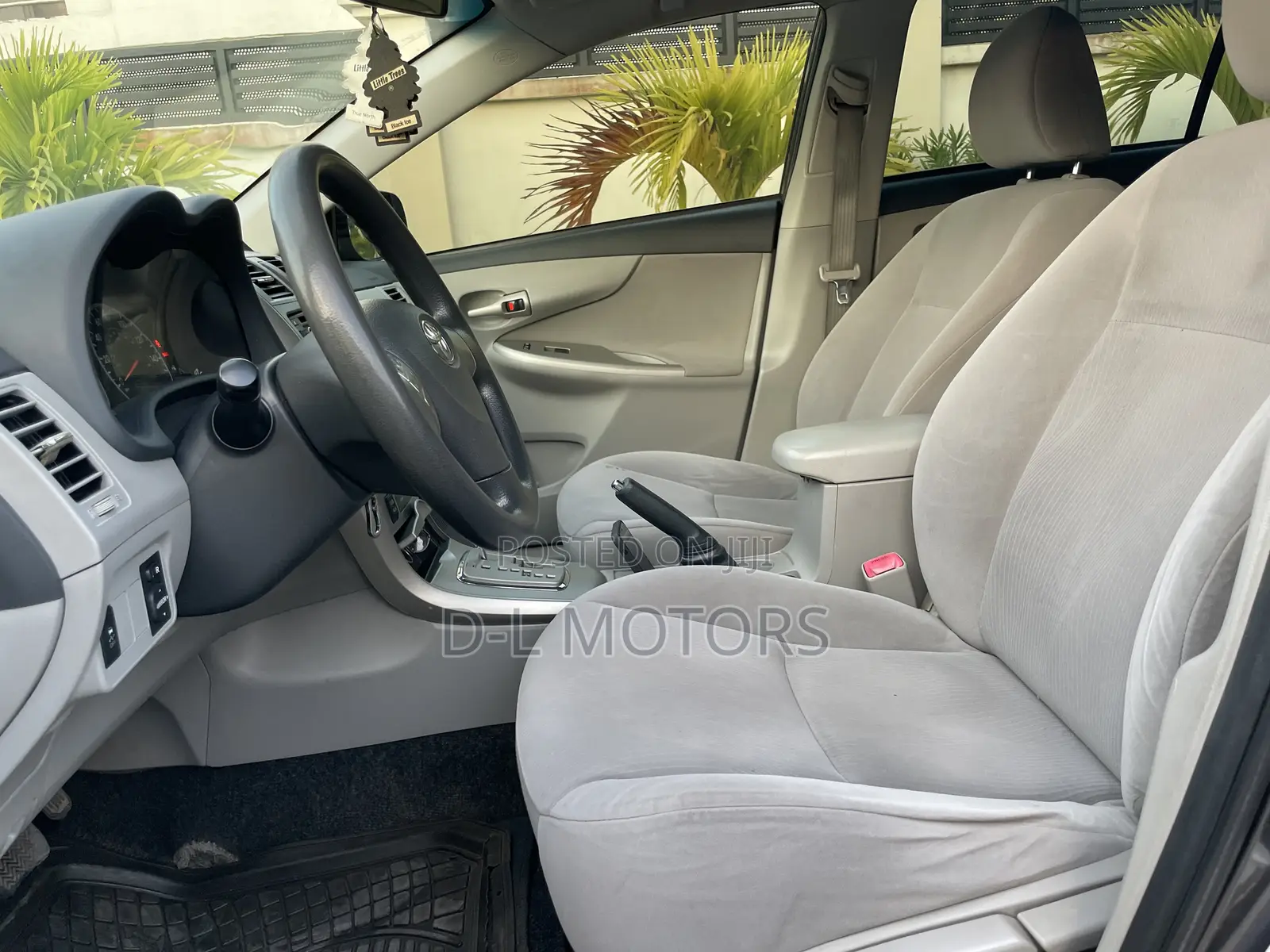 Toyota Corolla LE 4dr Sedan (1.8L 4cyl 4A) 2013 Gray