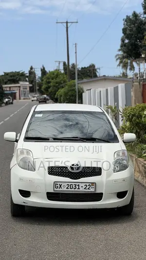 Toyota Yaris Base Hatchback 5dr 2010 White