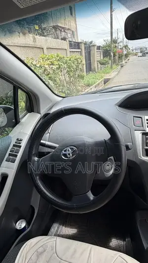 Toyota Yaris Base Hatchback 5dr 2010 White