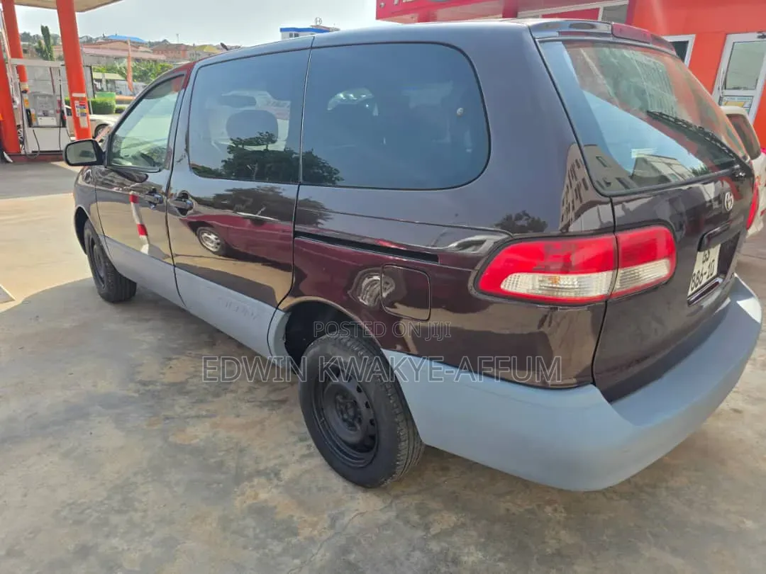 Toyota Sienna 1999 Brown