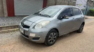 Toyota Yaris Base Hatchback 5dr 2010 Gray