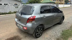 Toyota Yaris Base Hatchback 5dr 2010 Gray