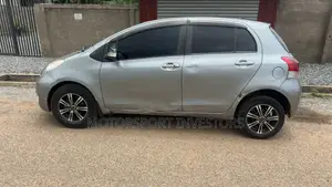 Toyota Yaris Base Hatchback 5dr 2010 Gray