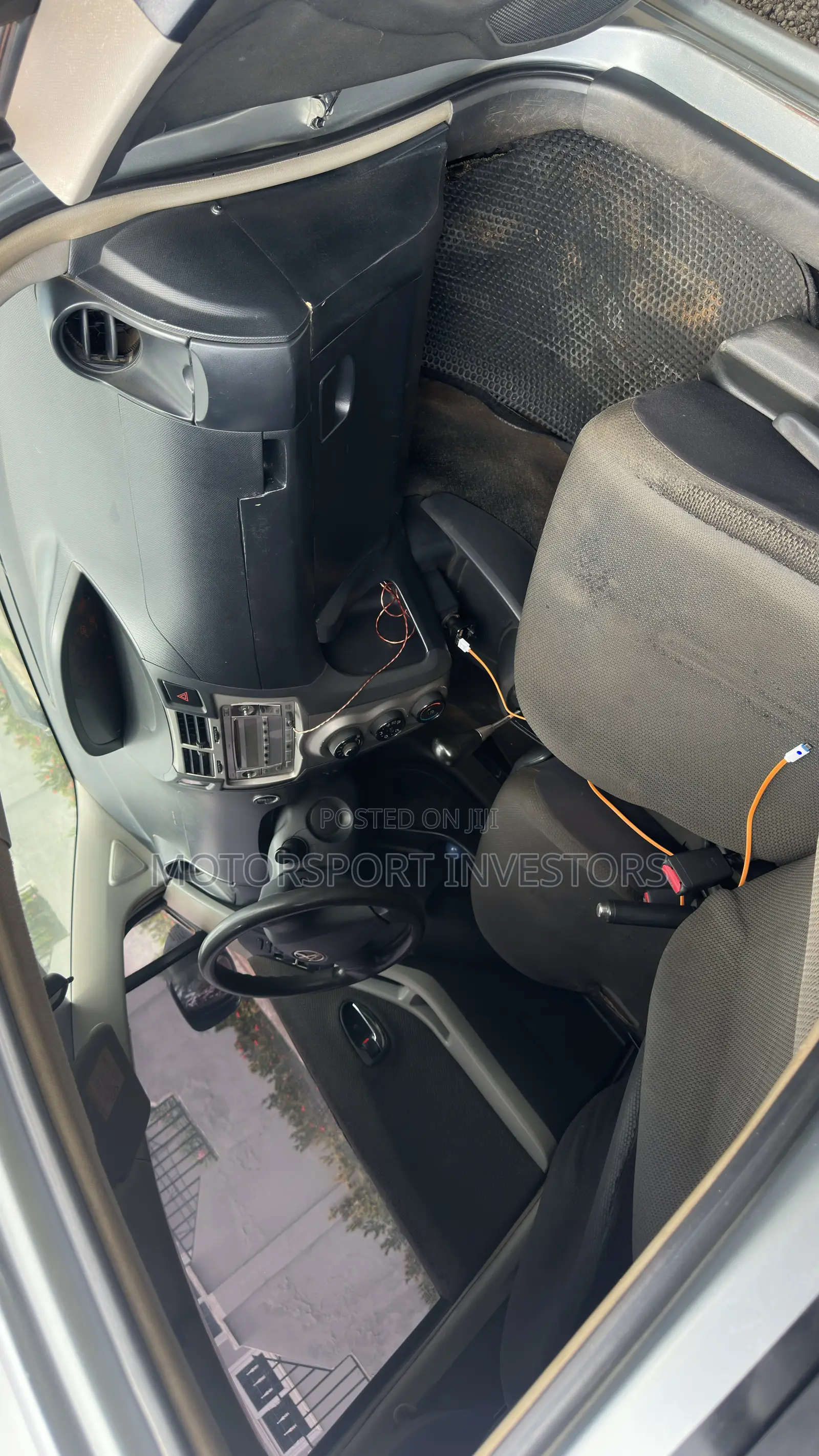 Toyota Yaris Base Hatchback 5dr 2010 Gray