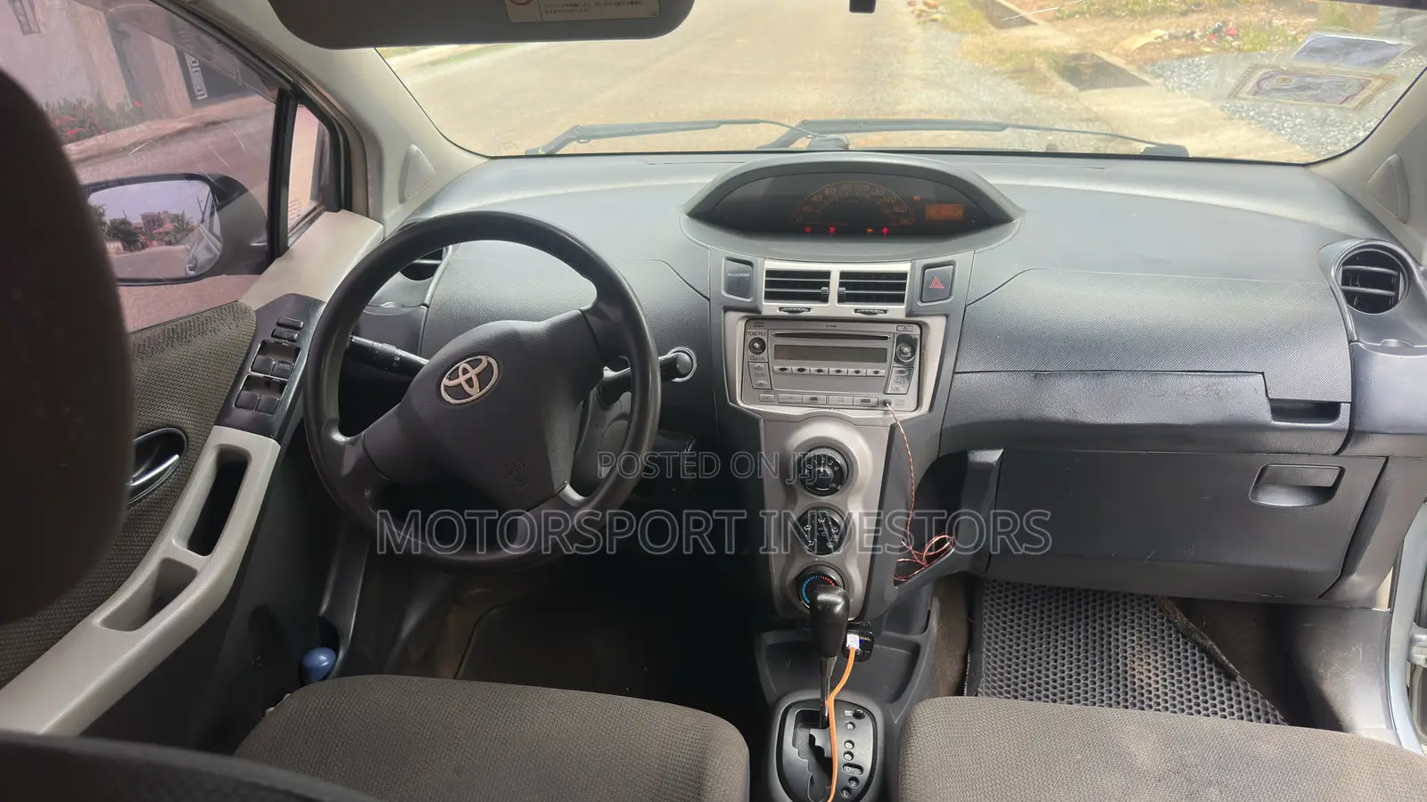 Toyota Yaris Base Hatchback 5dr 2010 Gray