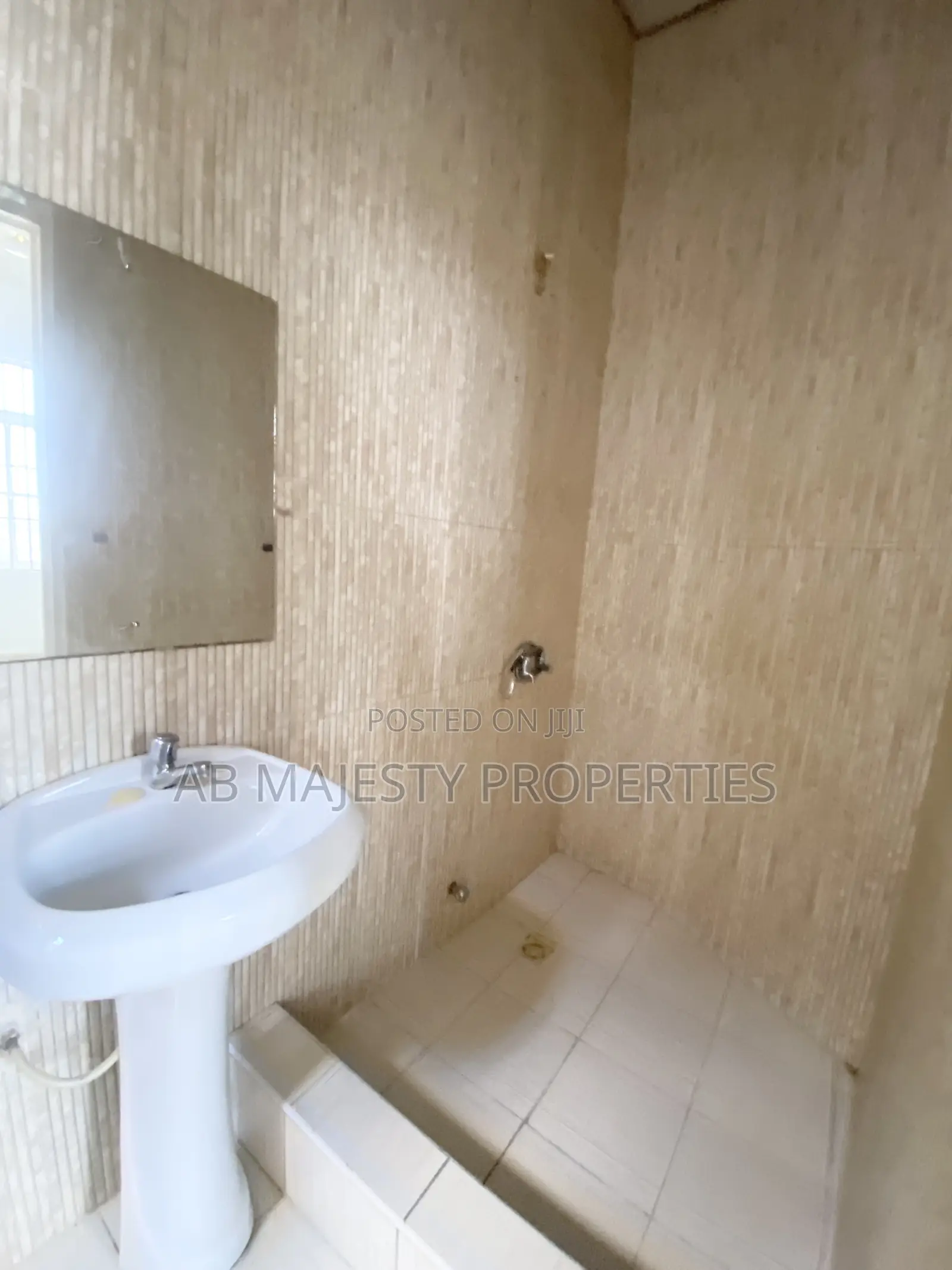 4bdrm Apartment in Ab Majesty, School Junction for rent