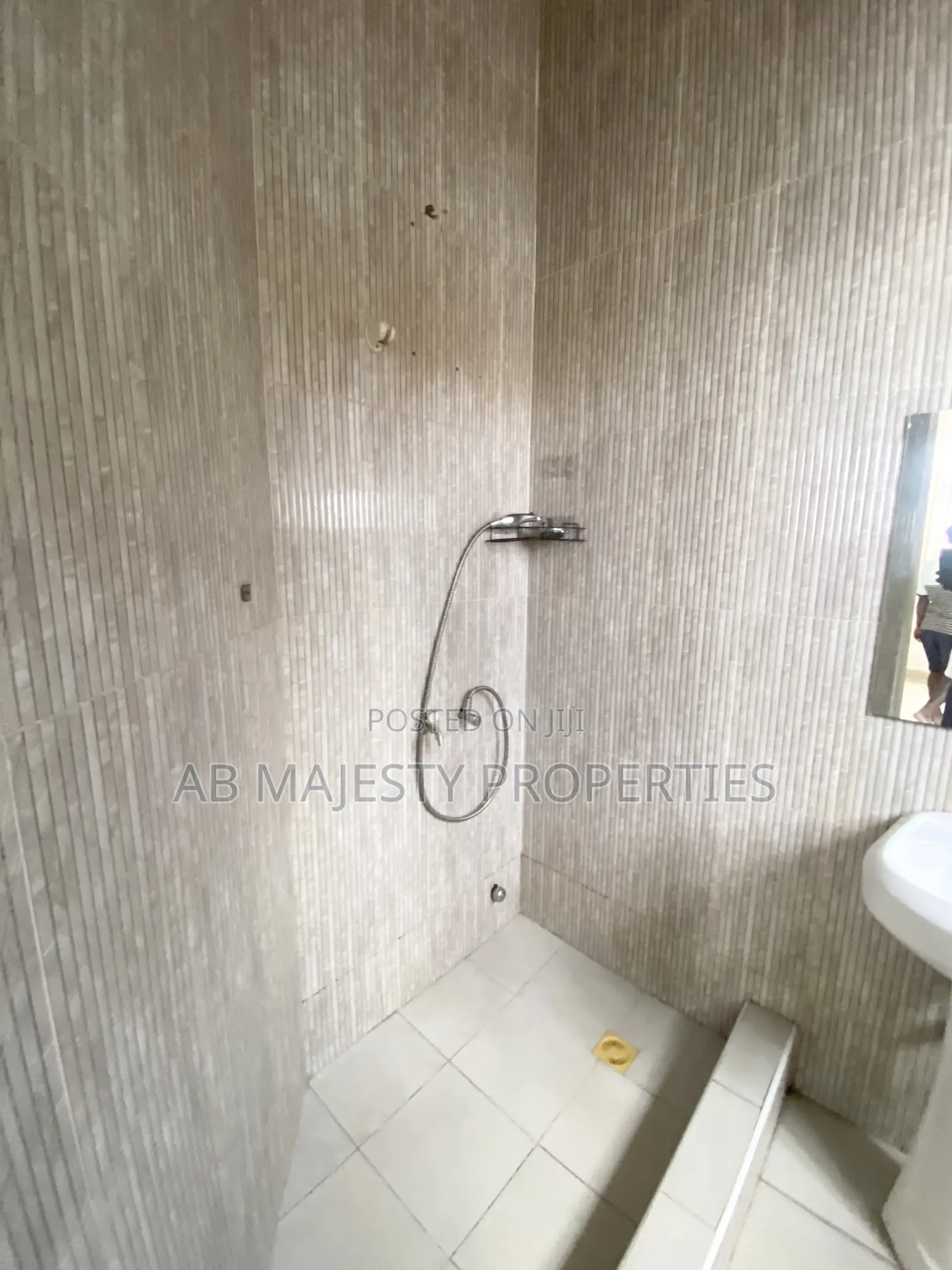4bdrm Apartment in Ab Majesty, School Junction for rent