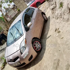 Toyota Vitz 2010 Off white