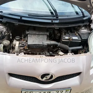 Toyota Vitz 2010 Off white