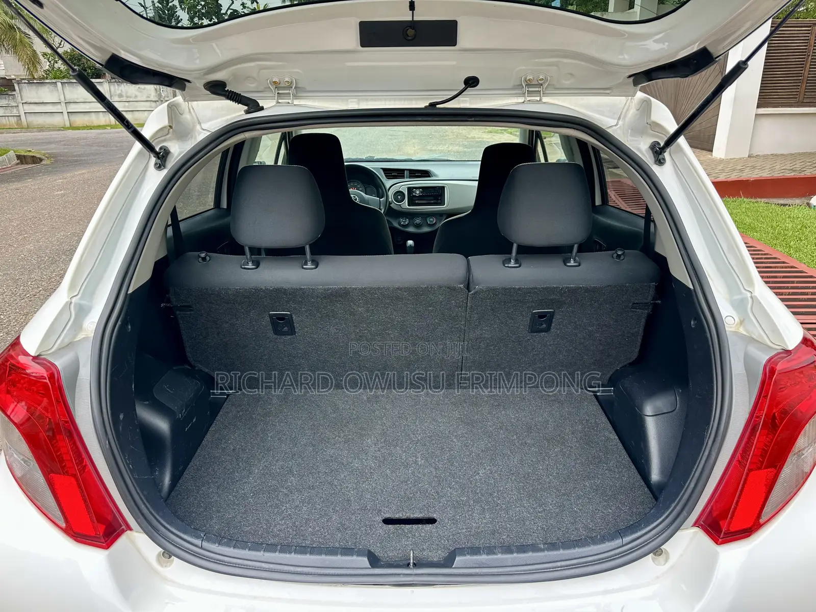 Toyota Vitz 1.3 FWD 5dr 2011 White