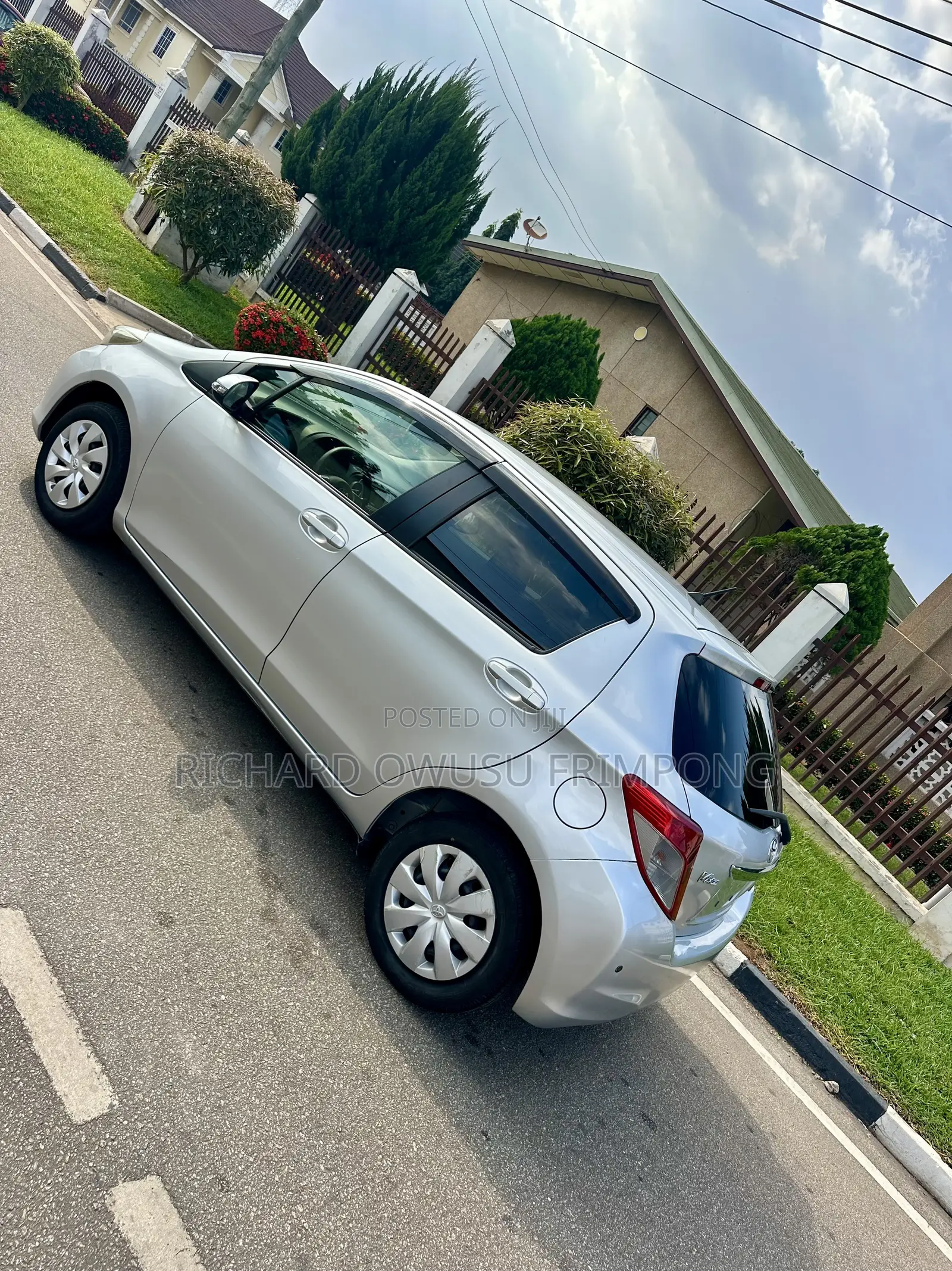 Toyota Vitz 2012 Silver